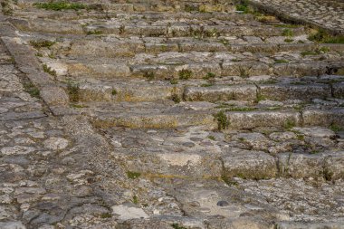 eski taş merdivenle