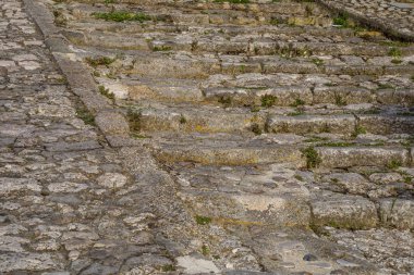 eski taş merdivenle