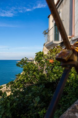 Paslı bir çitüzerinde aşk kilitleri