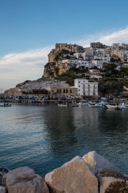 Batan güneş ışığı şehrini deniz üzerinde aydınlattı