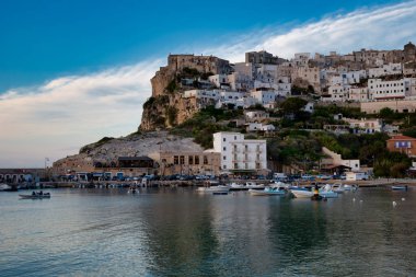 Batan güneş ışığı şehrini deniz üzerinde aydınlattı