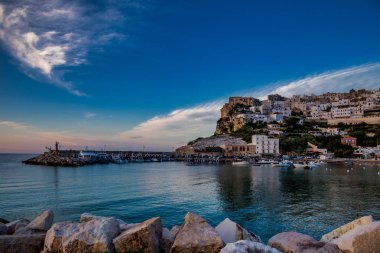 Batan güneş ışığı şehrini deniz üzerinde aydınlattı