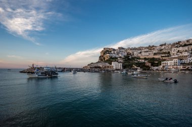 Batan güneş ışığı şehrini deniz üzerinde aydınlattı