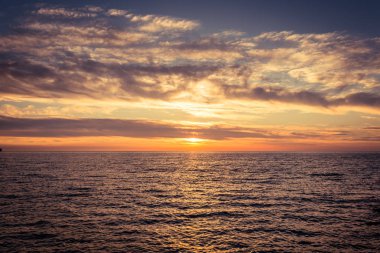 Gargano yarımadasında Peschici kasabası yakınlarında Adriyatik denizi üzerinde gün batımında bulutlar ile güzel gökyüzü, İtalya