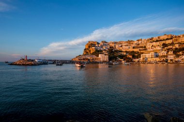 Batan güneş ışığı şehrini deniz üzerinde aydınlattı