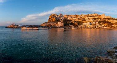 Batan güneş ışığı şehrini deniz üzerinde aydınlattı