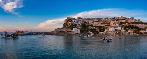 Batan güneş ışığı şehrini deniz üzerinde aydınlattı