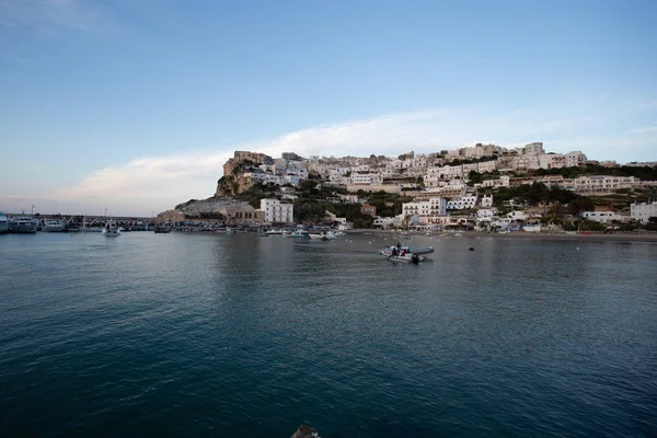 Batan güneş ışığı şehrini deniz üzerinde aydınlattı