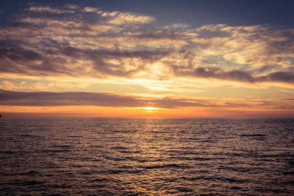 Gargano yarımadasında Peschici kasabası yakınlarında Adriyatik denizi üzerinde gün batımında bulutlar ile güzel gökyüzü, İtalya