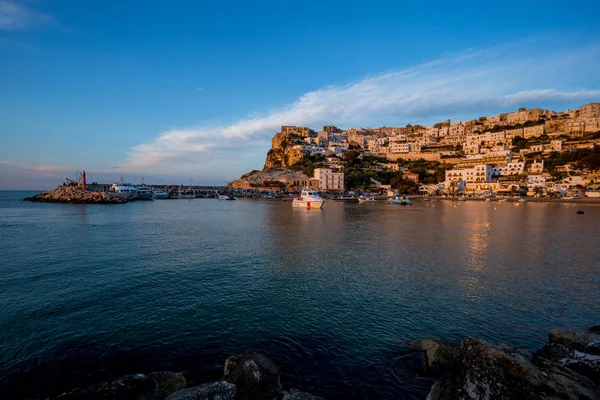 Batan güneş ışığı şehrini deniz üzerinde aydınlattı