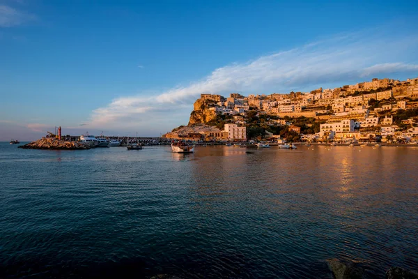 Batan güneş ışığı şehrini deniz üzerinde aydınlattı