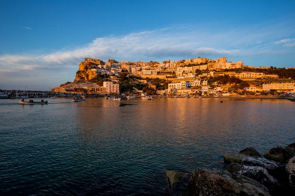 Ställa in solbelysta staden över havet — Stockfoto