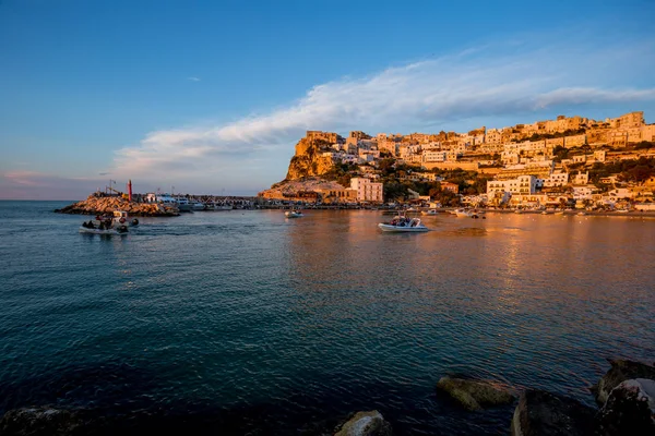 Batan güneş ışığı şehrini deniz üzerinde aydınlattı