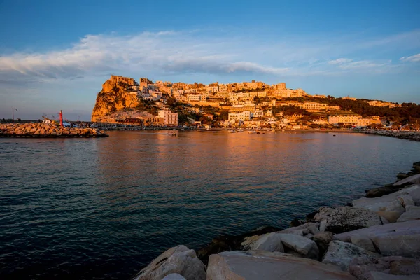 Ställa in solbelysta staden över havet — Stockfoto