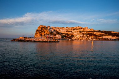 Batan güneş ışığı şehrini deniz üzerinde aydınlattı