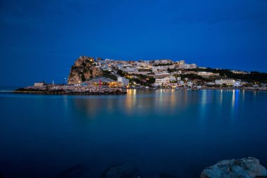 Deniz üzerinde şehrin akşam görünümü