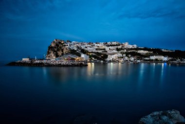 Deniz üzerinde şehrin akşam görünümü