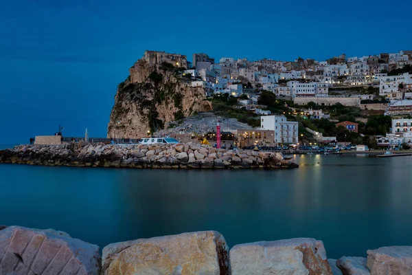 Vista nocturna de la ciudad sobre el mar — Foto de Stock