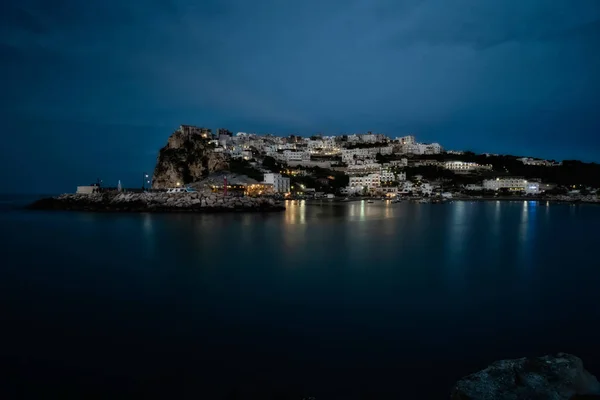 Kvällsutsikt över staden över havet — Stockfoto