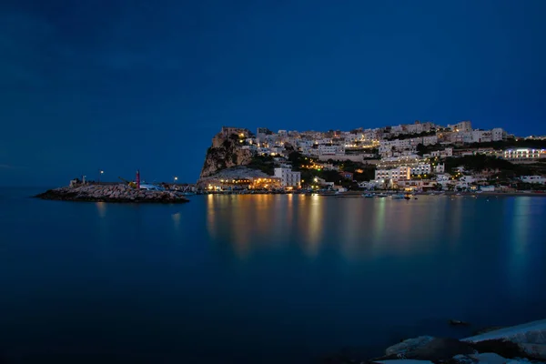 Vista nocturna de la ciudad sobre el mar — Foto de Stock