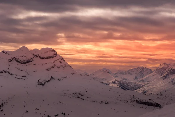 Puesta de sol de invierno en los Alpes franceses —  Fotos de Stock