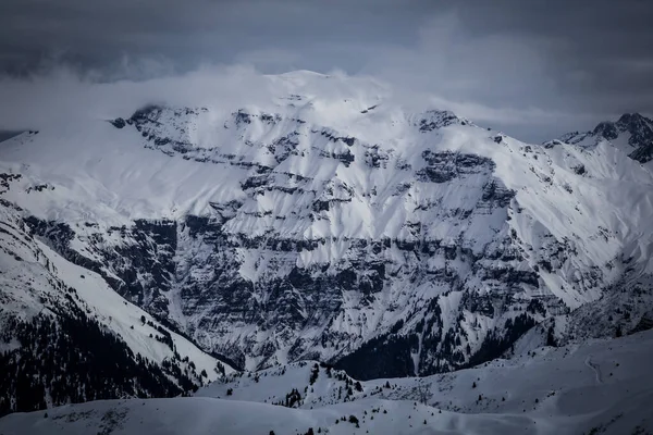 Panorama der schneebedeckten Winteralpen — Stockfoto