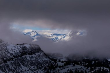 Güneşli dağlardaki bulutların arasında