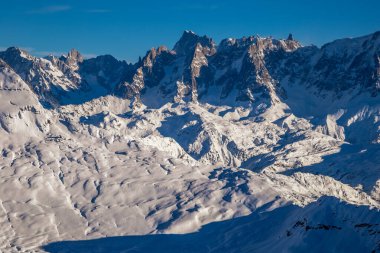 Batan güneş alp panoramasını aydınlatıyor