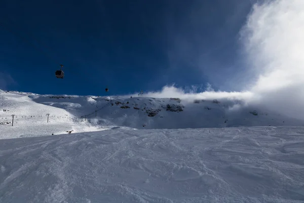 In the clouds at the top of the mountains — ストック写真