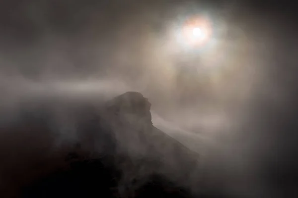 In den Wolken auf dem Gipfel der Berge — Stockfoto