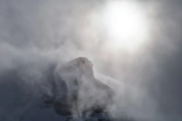 In den Wolken auf dem Gipfel der Berge — Stockfoto