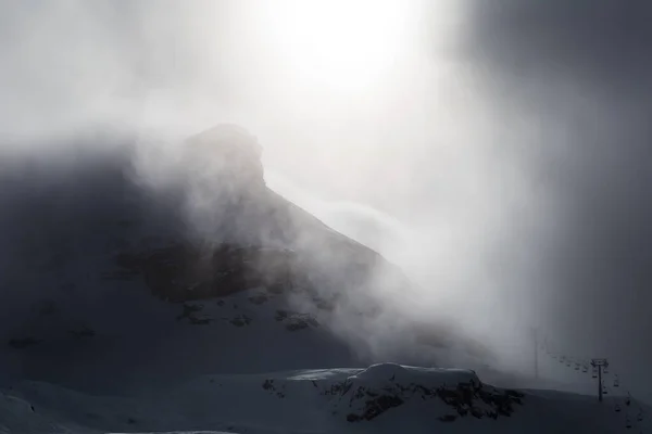 In den Wolken auf dem Gipfel der Berge — Stockfoto