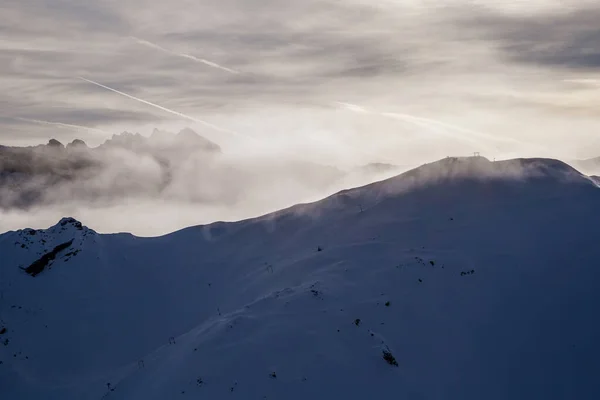 Montañas levantándose de las nubes antes del atardecer — Foto de Stock
