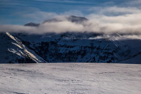 Berge, die sich vor Sonnenuntergang aus den Wolken erheben — Stockfoto