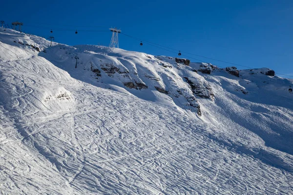 Teleferikli ve kayak yamaçlı dağ zirveleri — Stok fotoğraf