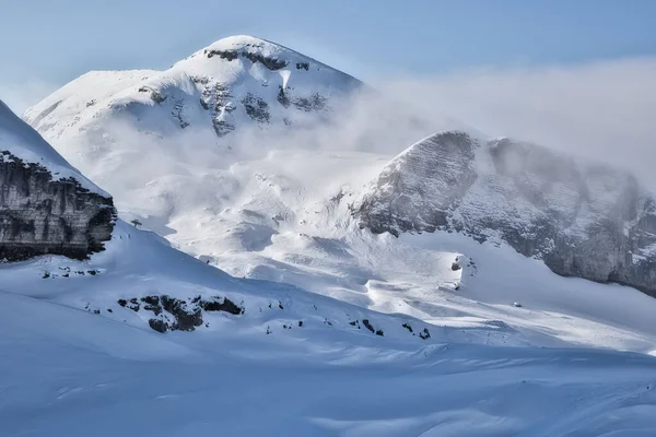 Nuvens entre montanhas — Fotografia de Stock