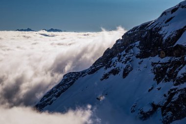 Bulutlardan yükselen dağların manzarası