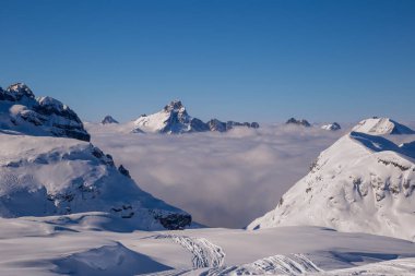 Bulutlardan yükselen dağların manzarası
