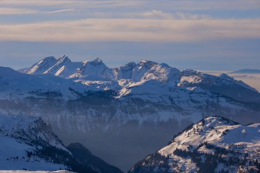Gün batımında kış Alpleri manzarası
