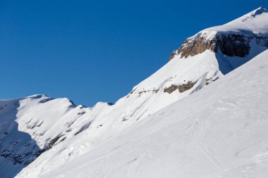 Gölgedeki dağ zirveleri ve güneş ışığı