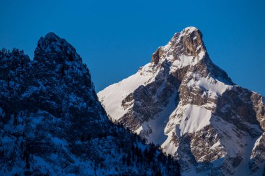 Gölgedeki dağ zirveleri ve güneş ışığı