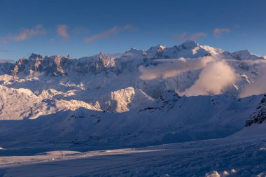 Batan güneş alp panoramasını aydınlatıyor