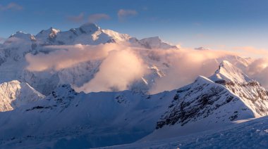 Güneşli vadi ve bulutlar Mont Blanc 'ın altında