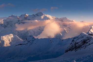 Güneşli vadi ve bulutlar Mont Blanc 'ın altında