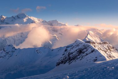 Güneşli vadi ve bulutlar Mont Blanc 'ın altında