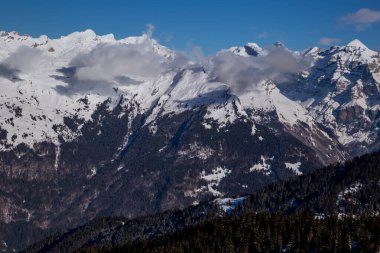 Düşük bulutlu kış Alpleri manzarası