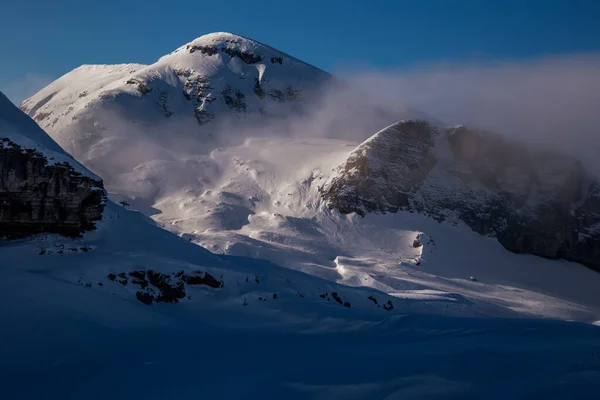 Nuvole tra le montagne — Foto Stock