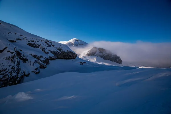 Wolken zwischen Bergen — Stockfoto