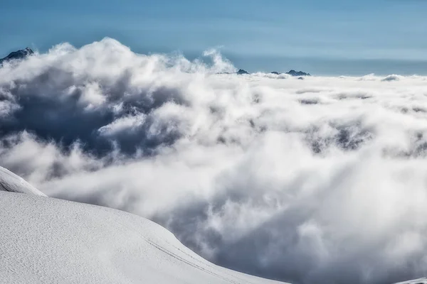 Vysoko v horách nad mraky — Stock fotografie