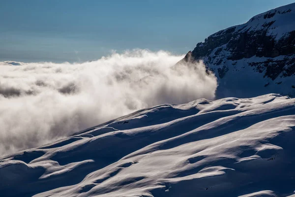 In alto sulle montagne sopra le nuvole — Foto Stock